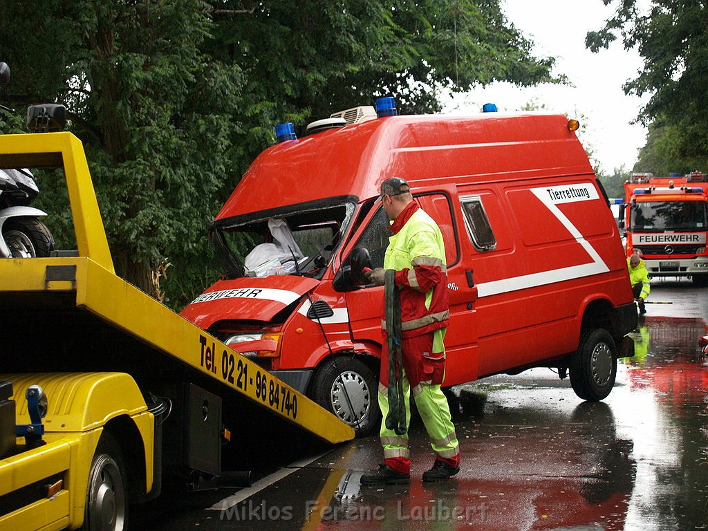 Schwerer VU TTW 8 Koeln Ostheim Alter Deutzer Postweg P277.JPG